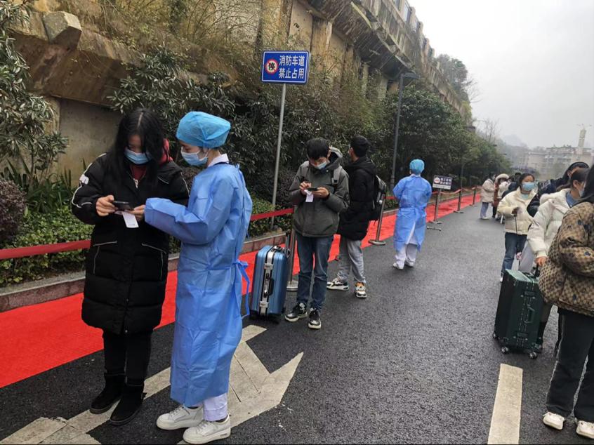 贵州省职工医院内儿科党支部组织志愿者维持核酸采集秩序